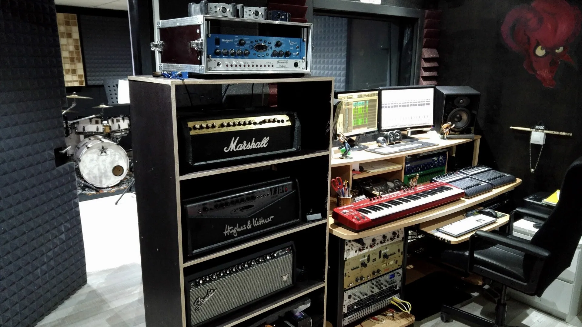 Sala de control de Xonix Records en 2016