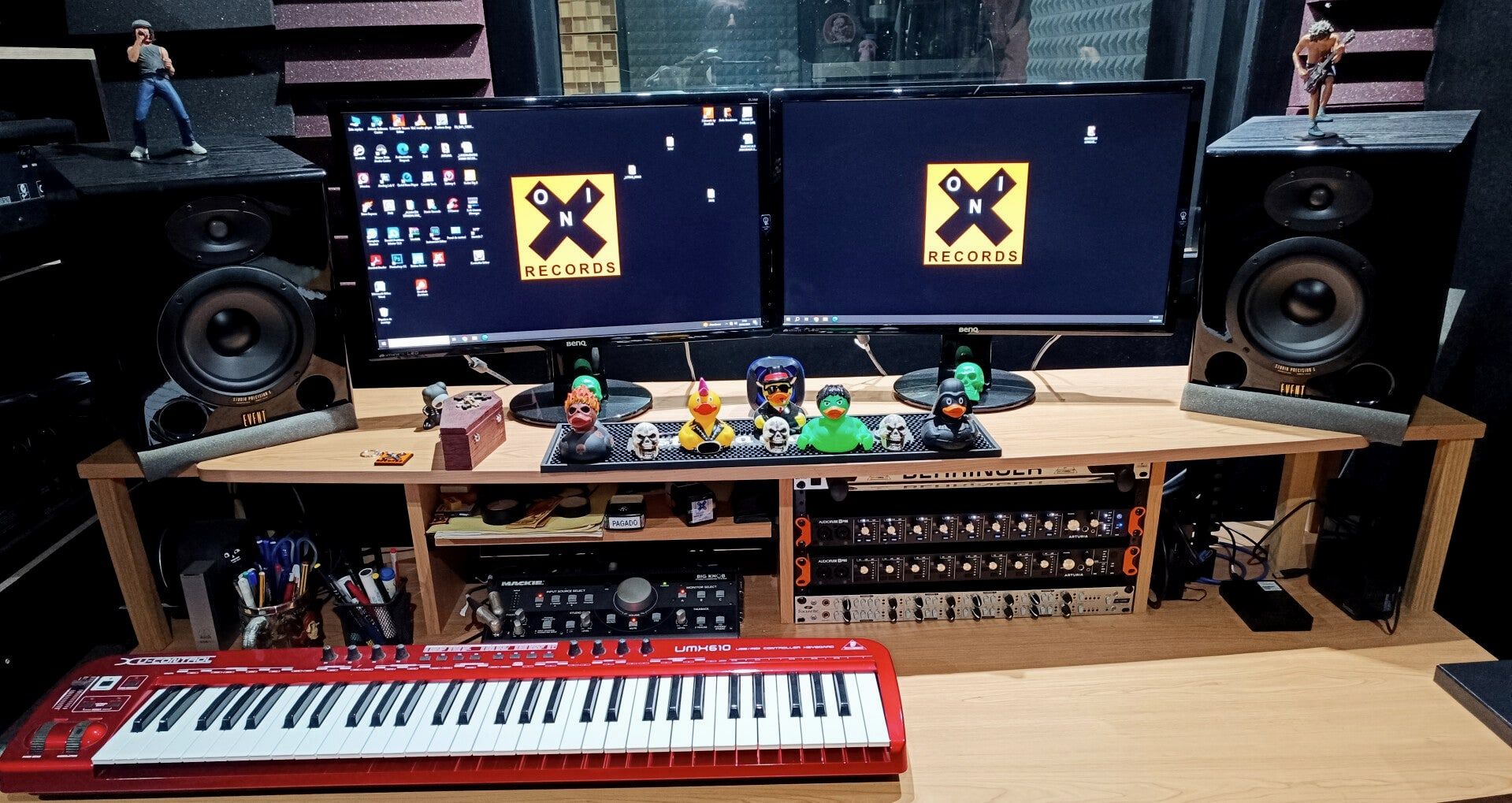 Sala de control de Xonix Records con el logotipo del sello en las pantallas