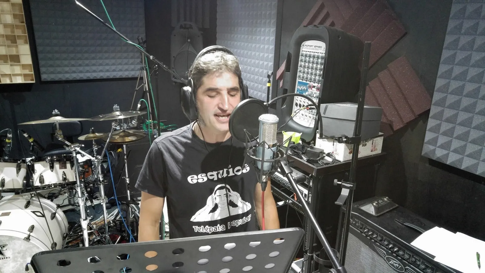 Manu (Esquíos) en el estudio de Xonix Records