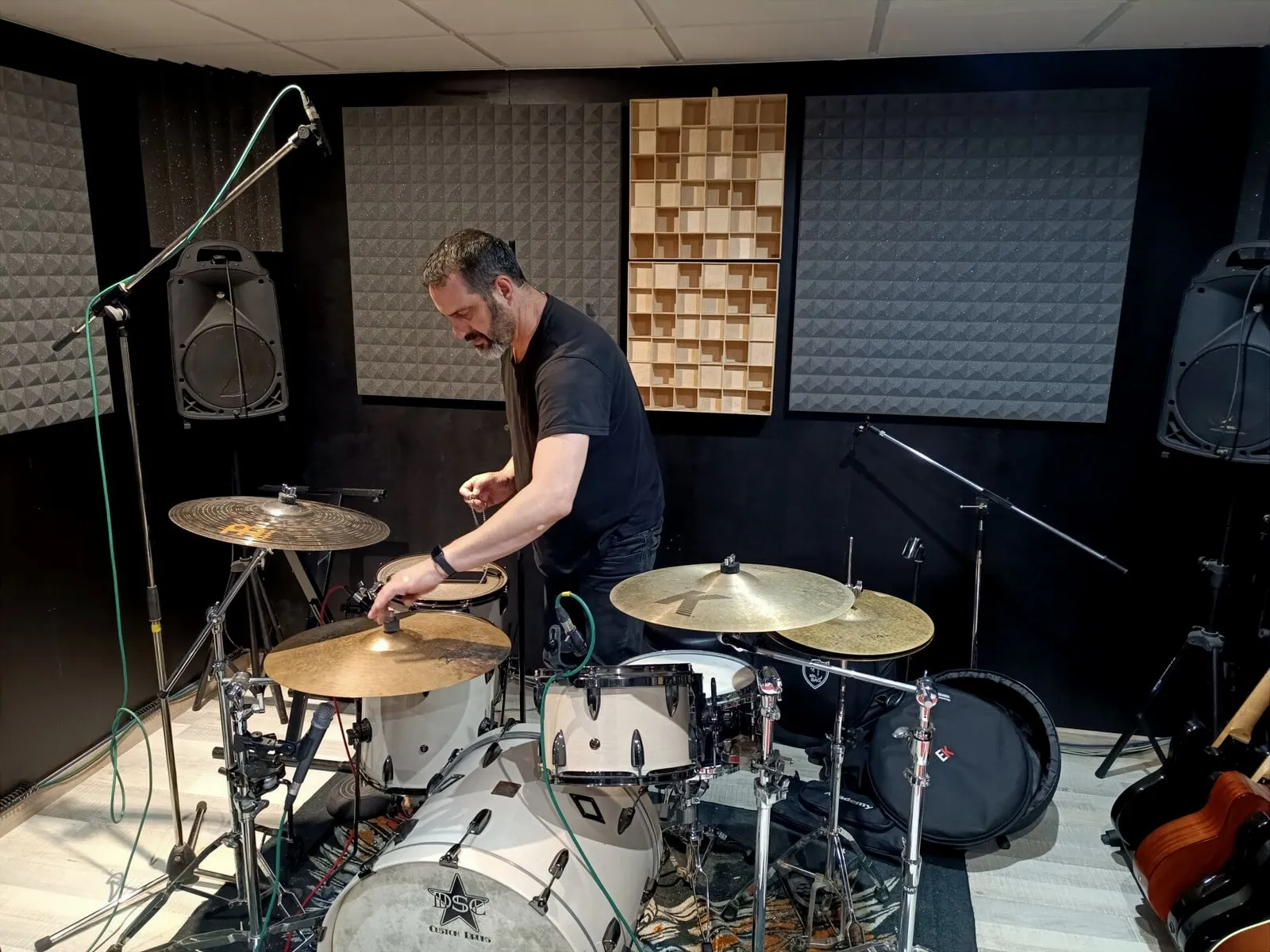 Manu Rey (Heredeiros da Crus) en el estudio de Xonix Records