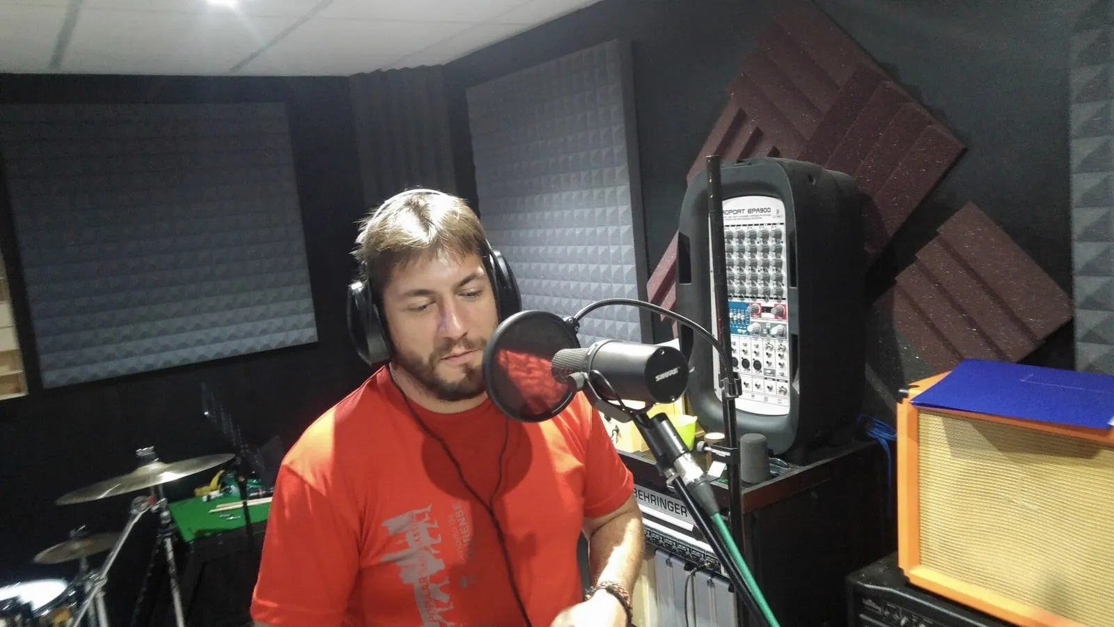 Miguel Zayas en el estudio de Xonix Records