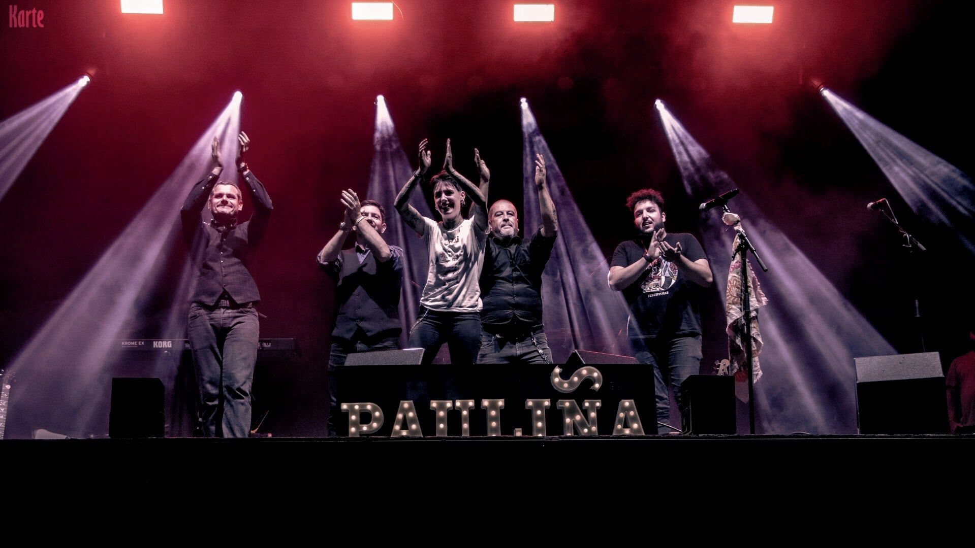 Pauliña y su banda saludando al público desde el escenario