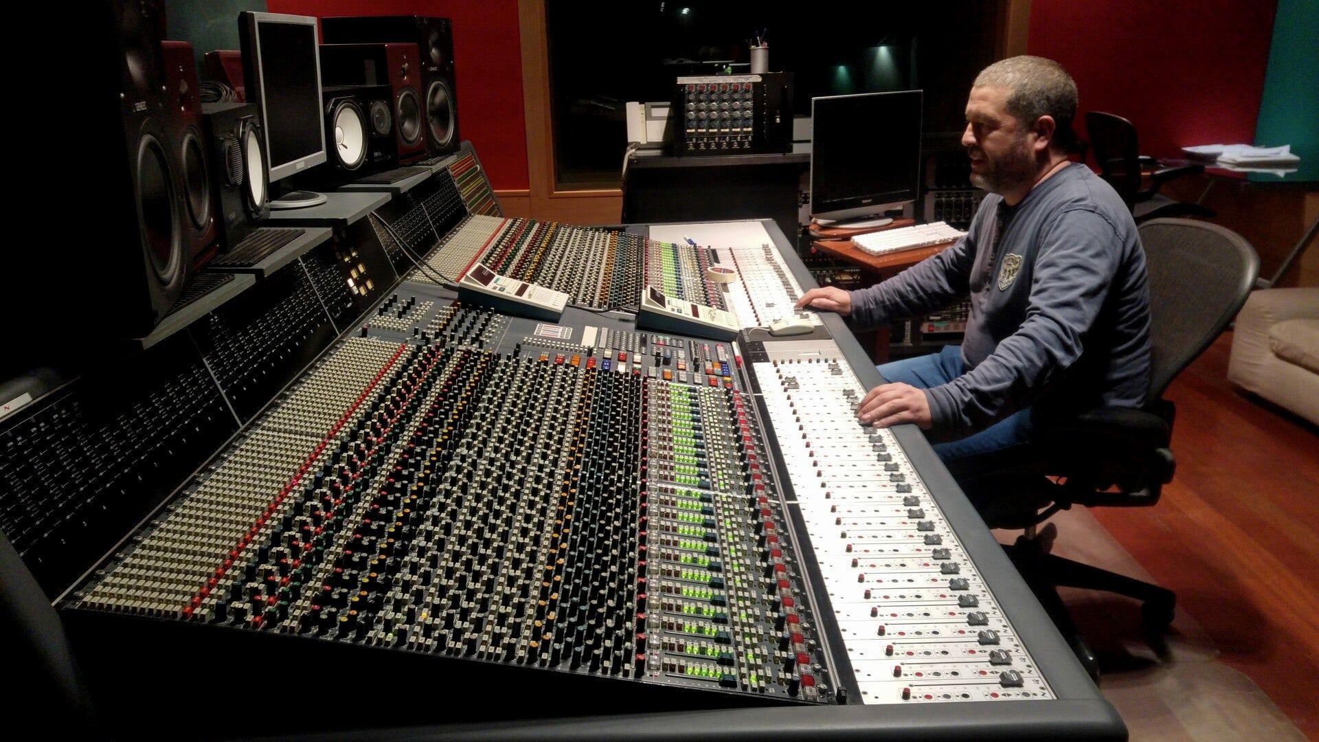 Sesión de mezcla en una consola analógica de gran formato
